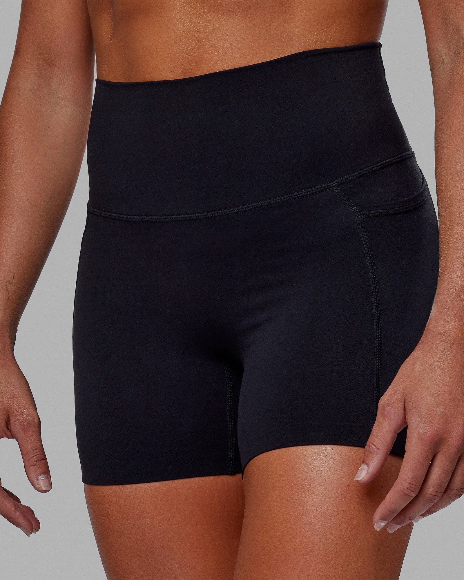 Elixir Ultra High-Rise 4" Short Pockets - Black